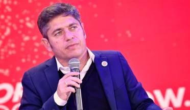 “Sus políticas son un fracaso”: Kicillof volvió a apuntar contra Milei desde España