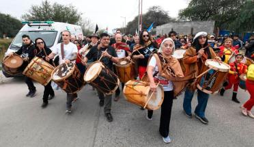 Reviví la emoción de la 24º Marcha de los Bombos por Canal 7: una celebración histórica que volvió a latir en Santiago
