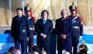 Milei se mostró con Adorni en el acto por el Día de la Bandera y reivindicó a Belgrano como “el primer intelectual liberal”