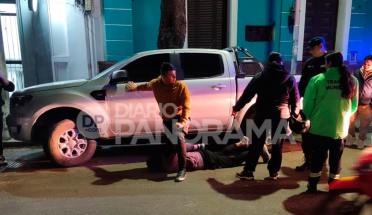 Oficial de policía fuera de servicio persiguió y redujo a un ladrón en pleno centro