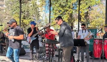 ¡Qué Siesta! celebró la primavera con música, feria y sorteos en Plaza Libertad