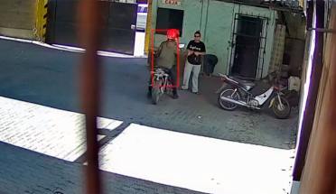 Increíble: una mujer embarazada y su pareja robaron una moto en pleno centro