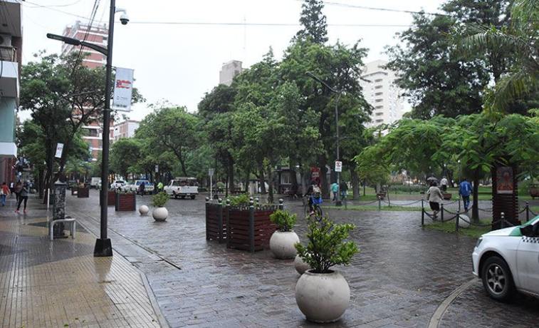 El martes llega con frío, cielo cubierto y lluvias aisladas en Santiago