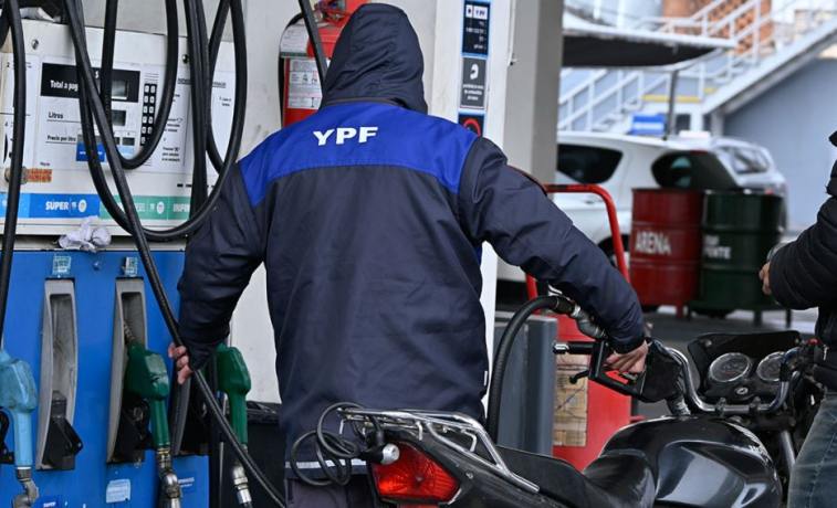 ¿Baja la nafta? La suba del petróleo vuelve a poner en duda una rebaja en los surtidores argentinos