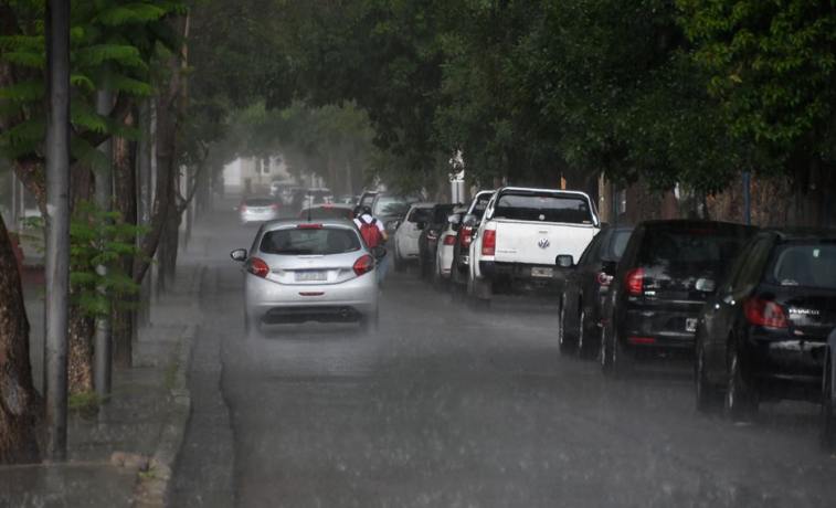 Alerta amarilla por tormentas y vientos fuertes: así estará el tiempo este jueves en Santiago