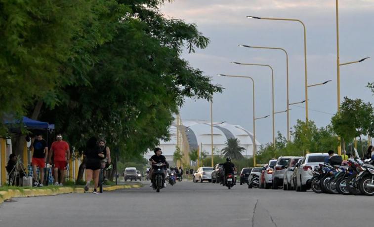 Jueves feriado sofocante: prevén 35 grados y cielo parcialmente nublado en Santiago del Estero