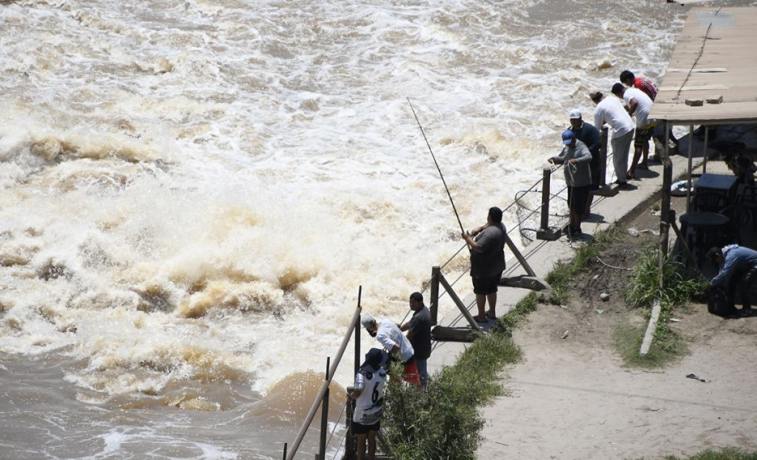Crecida del Río Dulce: volvieron al estado de Alerta Naranja tras aumentar la erogación desde el dique
