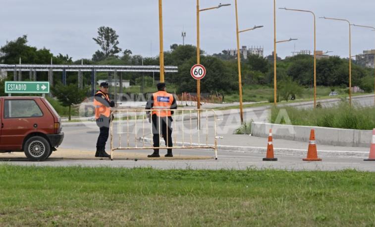 Fuerte choque entre dos motos en la rotonda de avenida Solís y Costanera dejó una mujer herida