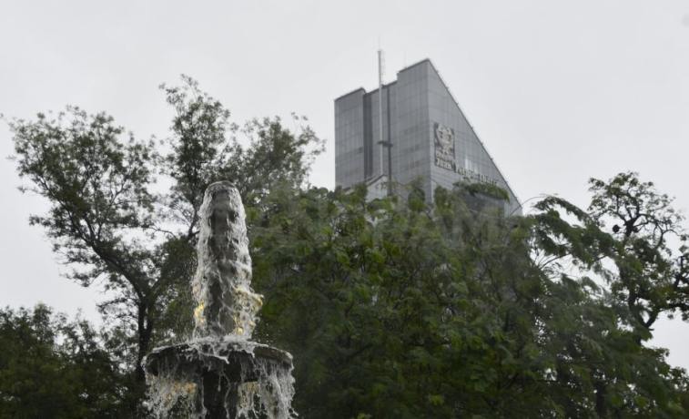 Después de varios días de calor intenso, llegó la lluvia a Santiago y rige el alerta amarilla