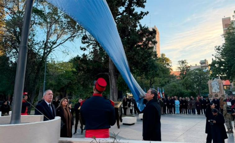 El gobernador Elías Suárez presidió el acto por el Día de la Bandera en plaza Libertad