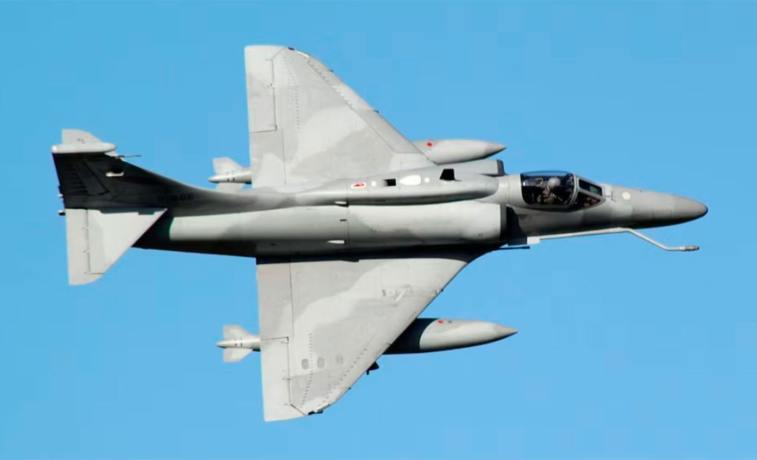Tras casi 60 años de servicio: la Fuerza Aérea dio de baja los históricos A-4AR Fightinghawk