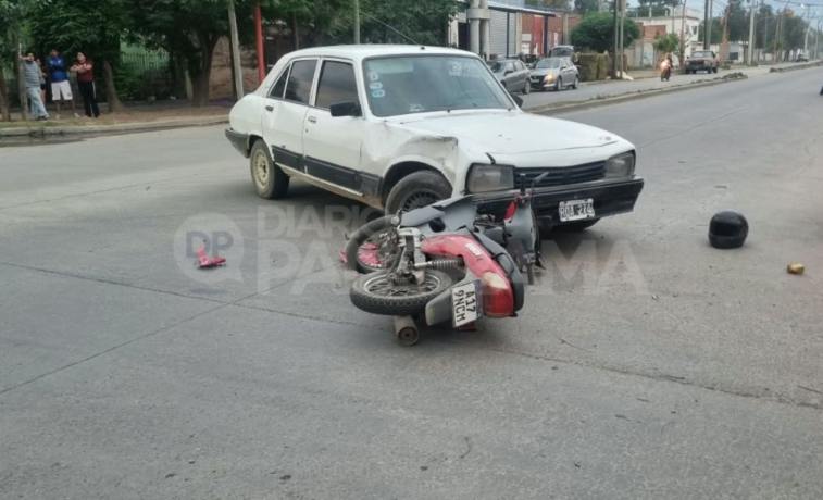 Violento accidente entre una moto y un automóvil en el barrio Mariano Moreno: dos personas fueron hospitalizadas