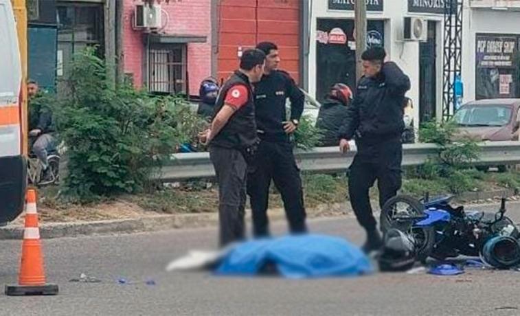 Fatal accidente en Av. Lugones: un joven motociclista murió tras impactar con un auto