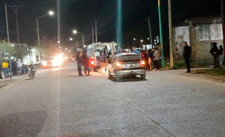 Añatuya: dos adolescentes hospitalizadas tras caer de una moto cuando intentaban esquivar escombros