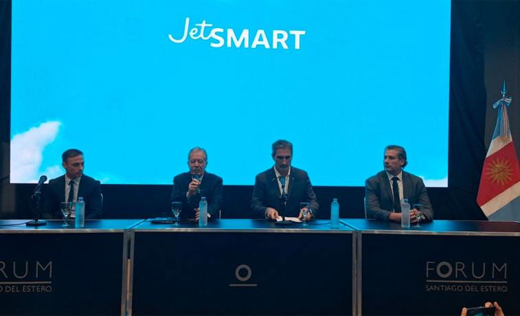El gobernador anunció que JetSMART volará desde el 10 de diciembre entre Santiago y Buenos Aires con pasajes desde $39.100