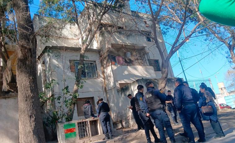 Tensión en La Banda: una mujer habría arrojado a su hija desde un edificio y un vecino logró rescatarla