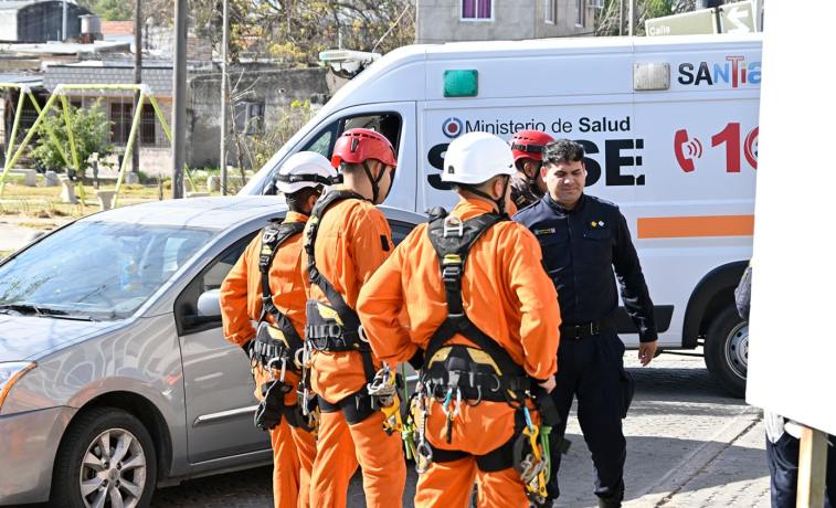 Tensión en zona norte: una mujer intentó arrojarse desde un séptimo piso y desplegó un amplio operativo