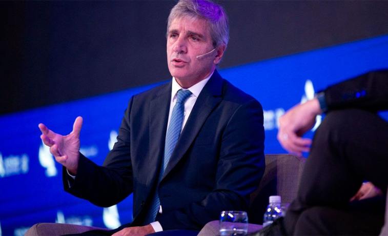 Caputo dará a conocer esta tarde nuevas medidas sobre los créditos en dólares