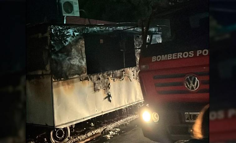 Voraz incendio destruyó por completo un carro de comidas en el Bº Campo Contreras