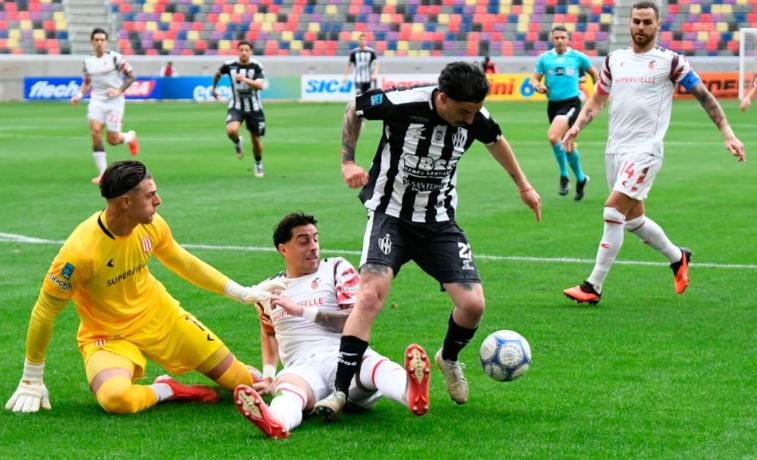 EN VIVO I De penal y en la última del primer tiempo, Estudiantes se lo empató a Central Córdoba en el Madre de Ciudades