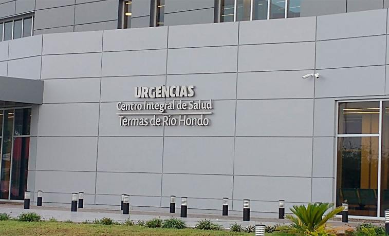 Fuerte choque entre un auto y una moto en Las Termas: una mujer terminó hospitalizada de urgencia
