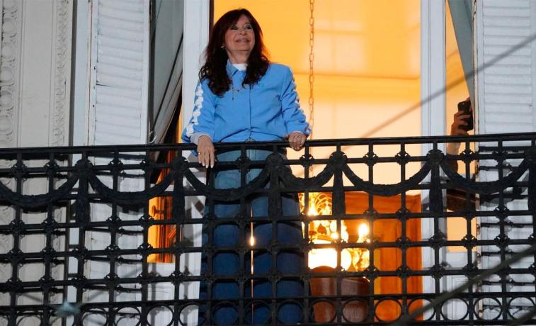El juez que controla la prisión domiciliaria de Cristina Kirchner pidió informes sobre sus movimientos dentro del edificio