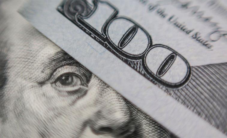 El dólar oficial volvió a caer y cerró a $1390, su valor más bajo en cinco meses