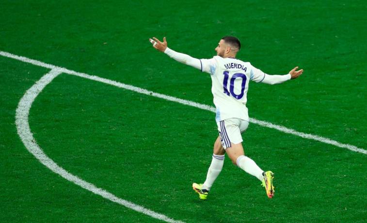 Histórico: con un gol de Buendía y con el Dibu en el arco, el Aston Villa goleó a Friburgo y se consagró campeón de la Europa League