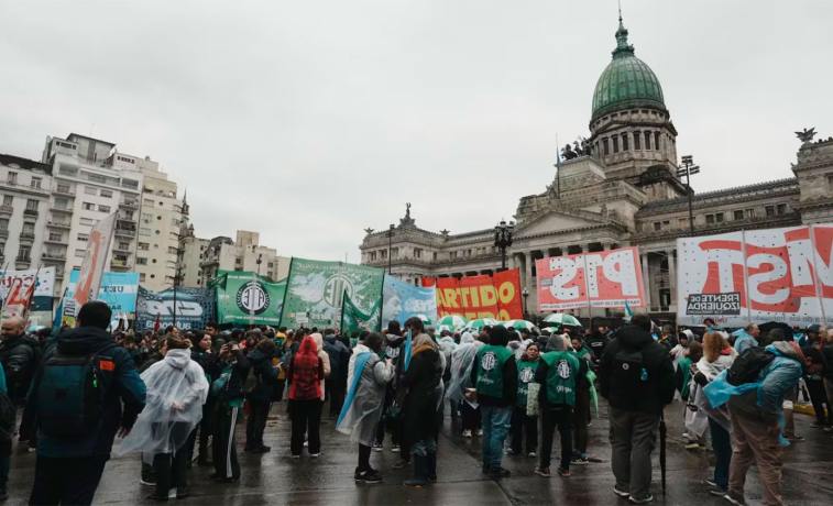 Miles de manifestantes se concentran frente al Congreso mientras el Senado debate la Ley de Propiedad Privada