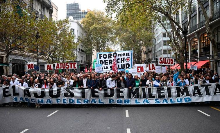 Trabajadores de la salud marcharon a Plaza de Mayo para rechazar el ajuste presupuestario