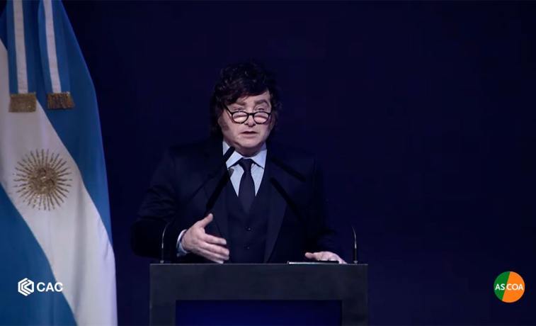 Javier Milei apuntó contra el aborto legal: “Estamos pagando muy caro la locura de los pañuelitos verdes”