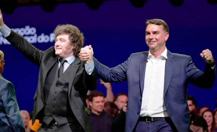 Flávio Bolsonaro agradeció a Javier Milei por ayudarlo a salir de Brasil: “Gracias por su valentía y sentido de justicia”