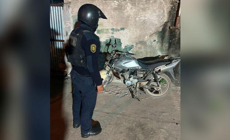 Persecución y fuga en el barrio Industria: recuperaron una moto robada y el ladrón huyó