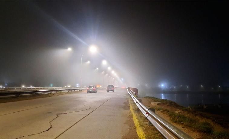 La niebla sorprendió a los santiagueños en el amanecer de un viernes nublado