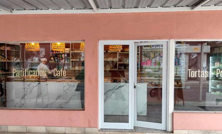 Video: rompieron el vidrio de una pastelería en el barrio Ejército Argentino y huyeron con la recaudación