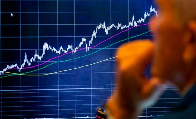 Los bonos en dólares extienden su racha alcista y el riesgo país se acerca a perforar la barrera de los 400 puntos