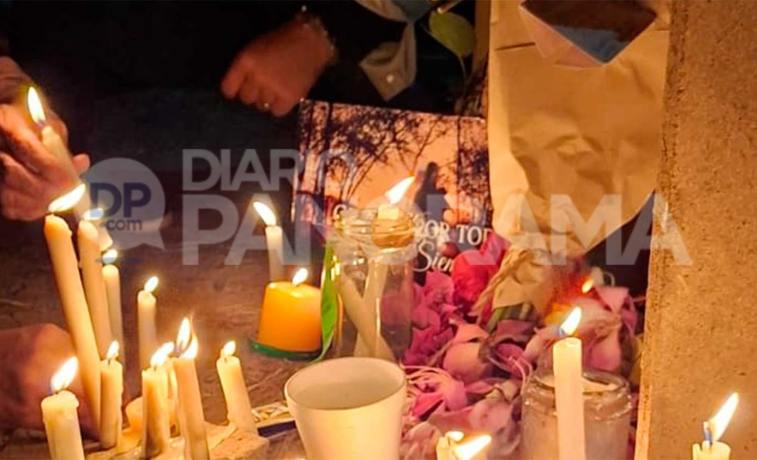 La foto de Diario Panorama que reveló un rostro entre las flores del homenaje al Polaco Riemersma