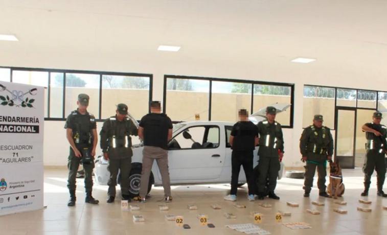 Detienen en Tucumán a dos hermanos santiagueños con más de 21 kilos de cocaína ocultos en un auto