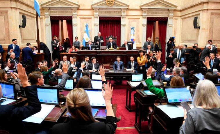 El Senado rechazó devolver a comisión el proyecto y continúa el debate en el recinto