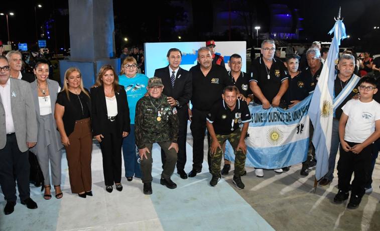 Emotivo acto en homenaje a los Veteranos de Malvinas en el Monumento al Soldados en la Costanera