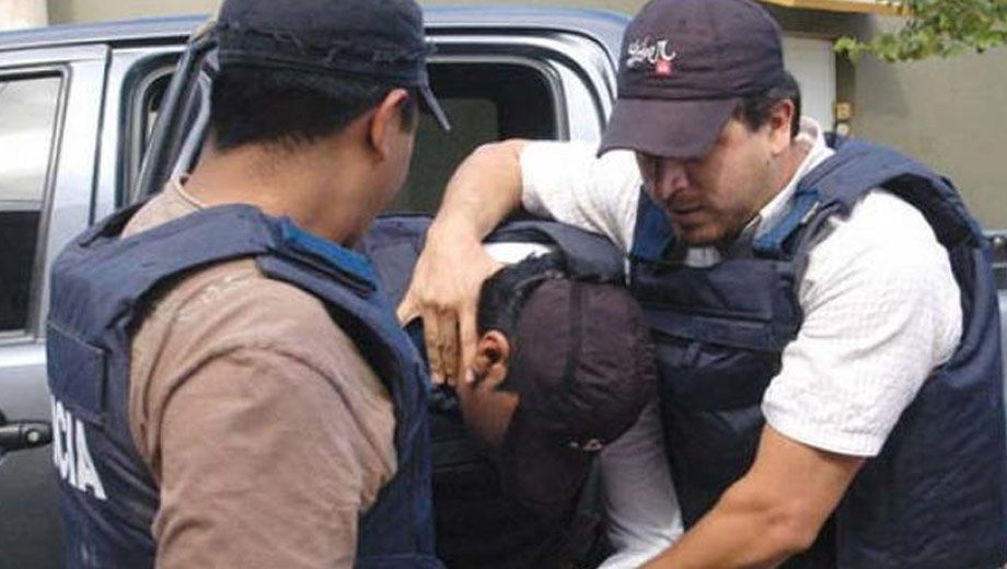 Detienen a un adolescente por robar un celular y 1500 pesos - Diario ...