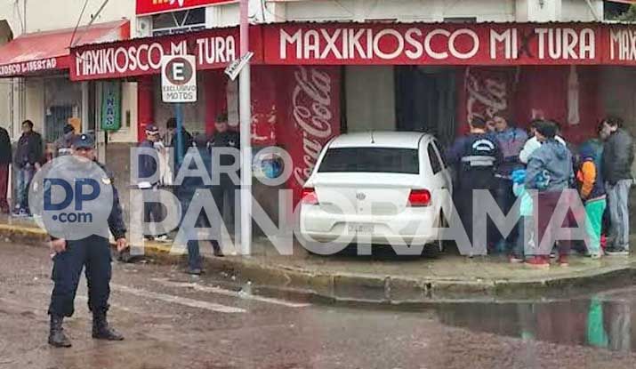 Terminó con su auto dentro de un kiosco en pleno centro - Diario Panorama