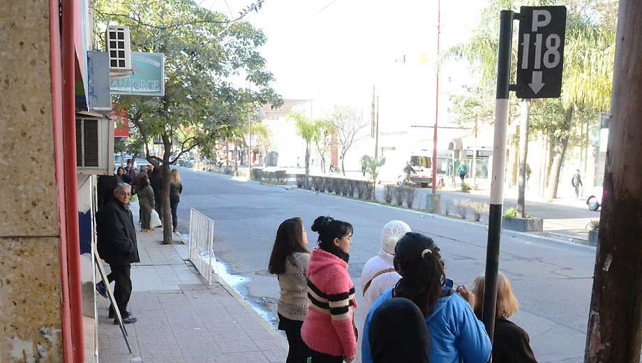 Ya rigen los cambios en las paradas de colectivo en el microcentro ...