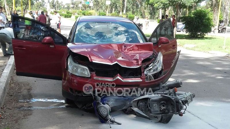 Fuerte choque entre moto y auto dejó dos personas heridas - Diario Panorama