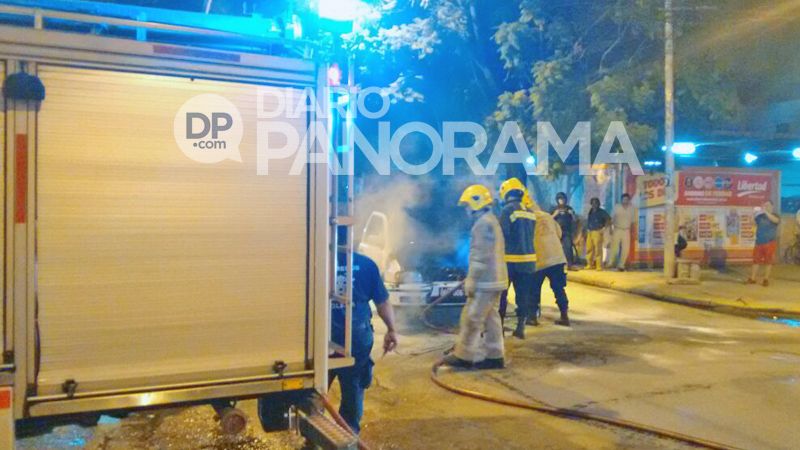 Un auto se incendió y causó pánico en pleno centro - Diario Panorama