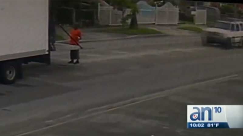 Video: conductor atropelló a un hombre que descargaba muebles y lo