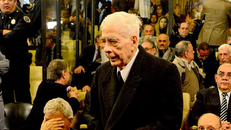 El represor Luciano Benjamín Menéndez fue internado y está delicado