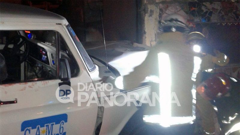 Una camioneta se estrelló contra una casa y su conductor sufrió graves ...