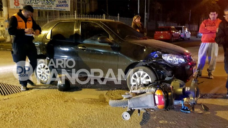Violento accidente entre auto y moto deja un hombre herido - Diario ...