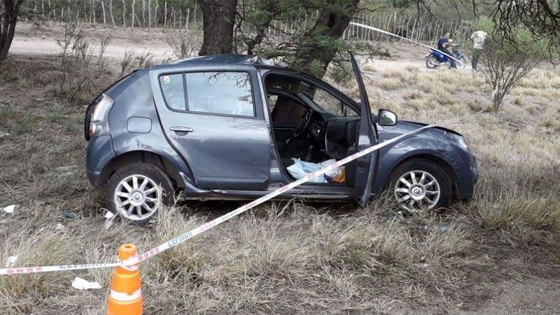 Córdoba: un auto chocó contra un árbol y murieron tres personas ...